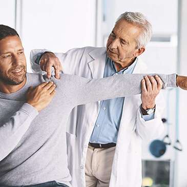 Der Arzt führt eine Untersuchung der Rotatorenmanschette an einem Patienten durch.